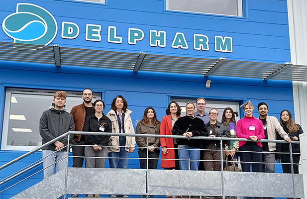 Étudiants en pharmacie et responsables Excellence Opérationnelle devant le site Delpharm