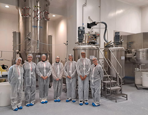 Formation pratique au Lean Management pour étudiants en pharmacie dans l'usine Delpharm